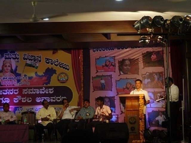 Cultural Presentation at Bhandarskar College